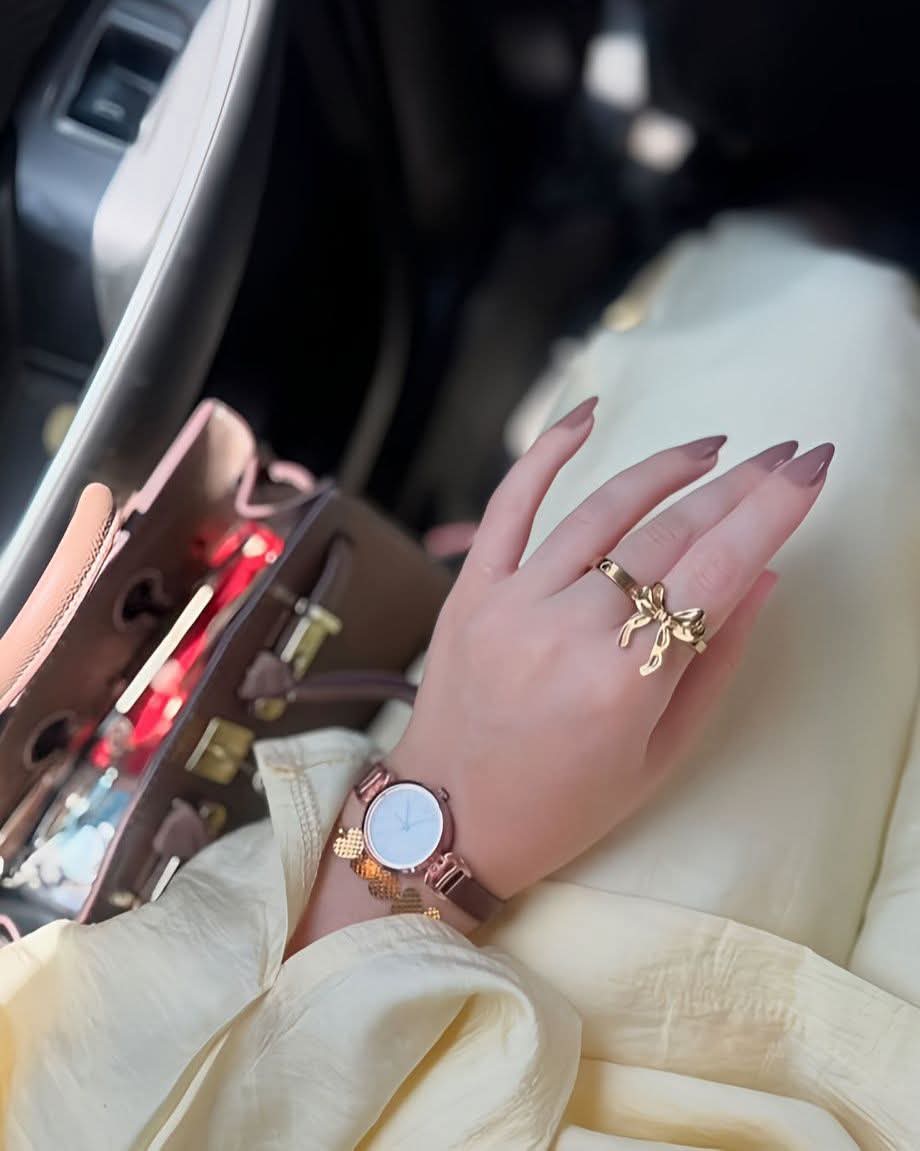 👀
"هُدُوءُ الذَّاتِ، قِلَّةُ الْكَلَامِ، عَدَمُ التَّدَخُّلِ، الِاسْتِمَاعُ لِمَا يُدَلِّلُ الرُّوحَ، هَذِهِ حَيَاتِي وَغَالِبًا هِيَ رَاحَتِي."💭😌🤍