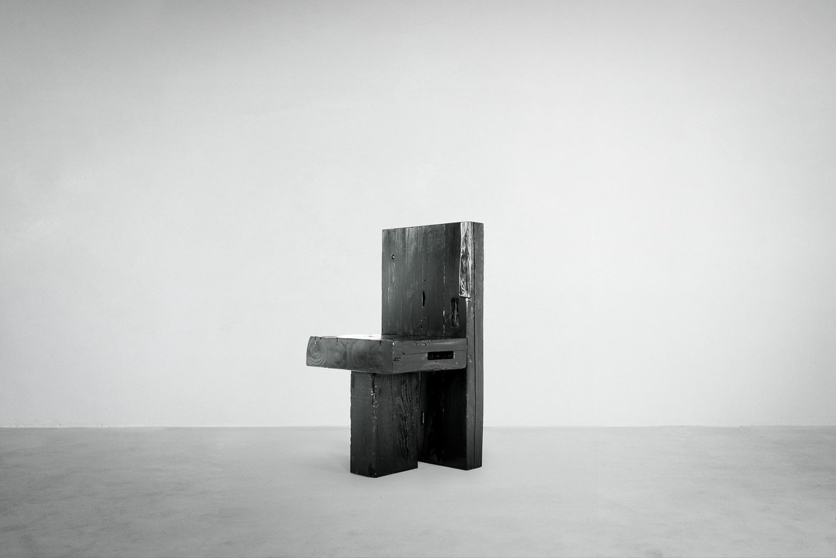 ET Chair Black
熊本・人吉の豪雨災害で廃材となった家屋の杉材に、新たな命を。
Ed TSUWAKIがデザインし、職人が丁寧に組み上げた一点もののチェア。
eeeeed.com
ペイントは全て本人による手仕事。
実用とアートが共存する再生の椅子。

¥154,000（税込）
mash-room.com