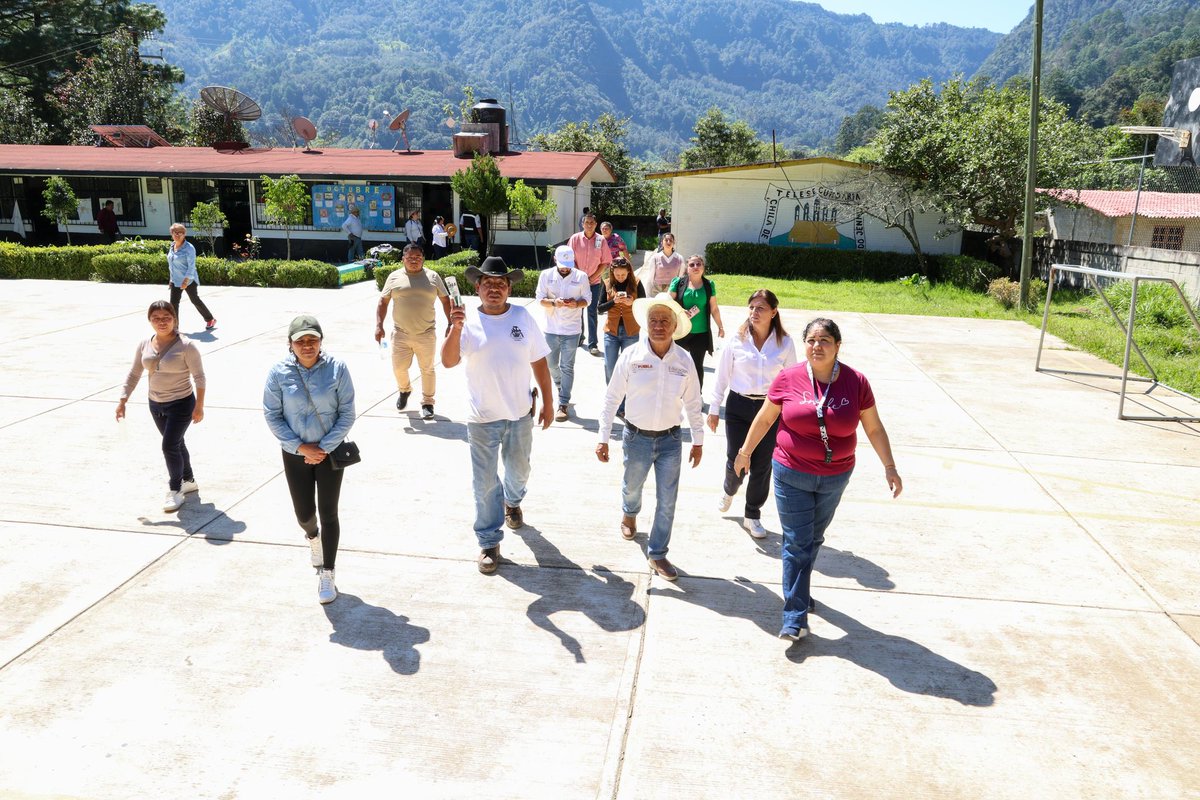 En seguimiento a las acciones de supervisión y mejora de los planteles, el secretario de Educación Pública, Manuel Viveros Narciso recorrió la Telesecundaria “Eduardo Jenner”, ubicada en Chila de Juárez, municipio de Honey.

El titular de la dependencia se mantiene atento y