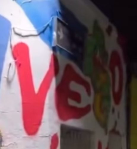 madellca's tweet photo. Por último, la cuenta de “averigua.bien” subió este vídeo. Un personaje extraño, y dos frases que se pueden destacar. “No me baño” en la caja y “No me veo” en el muro. https://t.co/JlZxQ20rTx