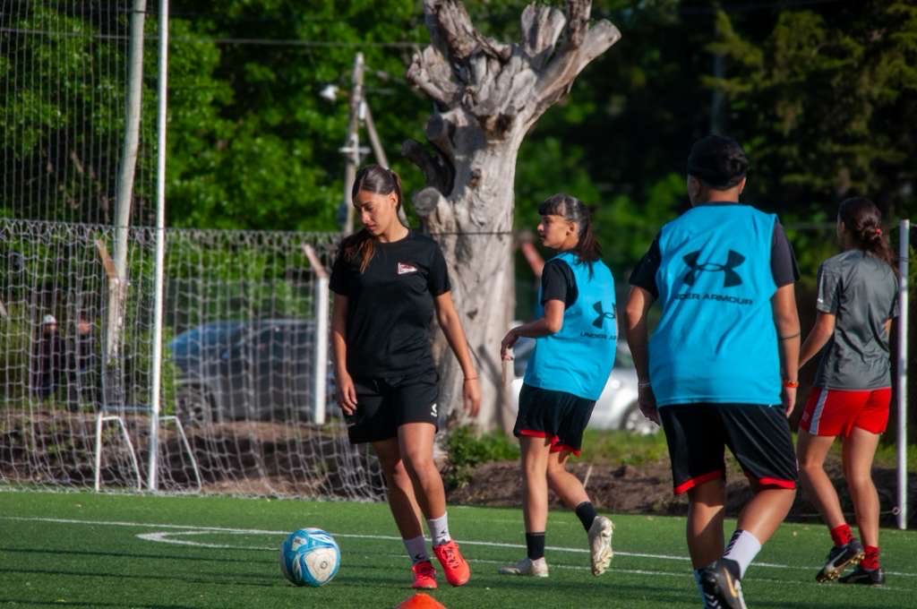 InfoEdelpFem's tweet photo. ⚽️🔜 Próximo objetivo: 𝑺𝑨𝑵 𝑳𝑼𝑰𝑺 

🇦🇹 Nuestra Reserva se prepara para el último partido de visitante en este año. #EDLP

✊🏻 ¡Con todo y a full!

#FutbolFemenino https://t.co/IkMigFBAIg