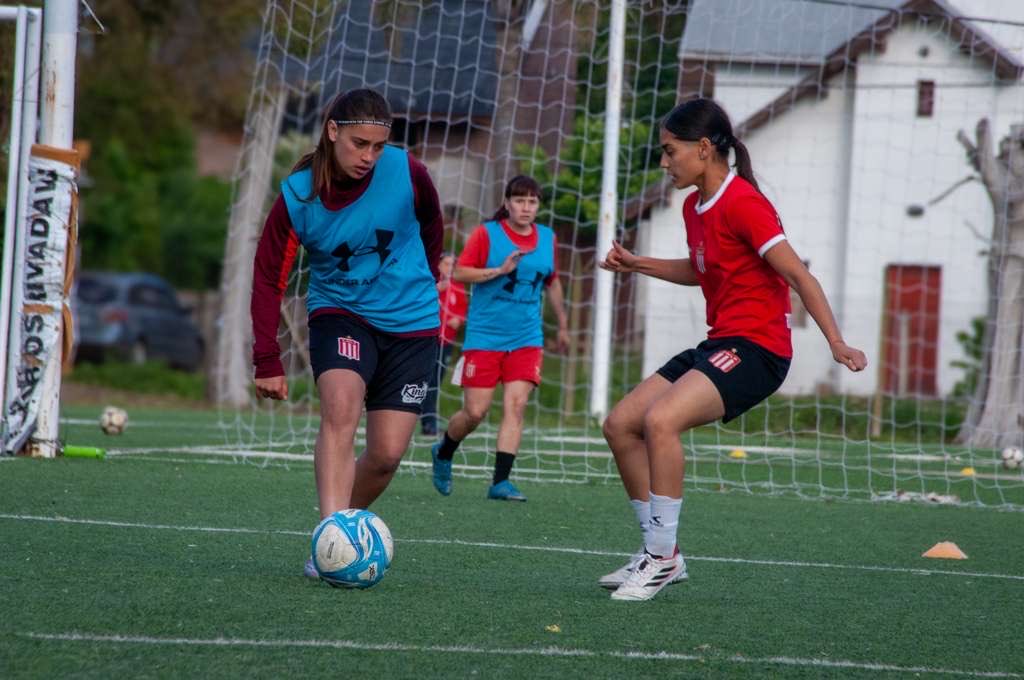 InfoEdelpFem's tweet photo. ⚽️🔜 Próximo objetivo: 𝑺𝑨𝑵 𝑳𝑼𝑰𝑺 

🇦🇹 Nuestra Reserva se prepara para el último partido de visitante en este año. #EDLP

✊🏻 ¡Con todo y a full!

#FutbolFemenino https://t.co/IkMigFBAIg