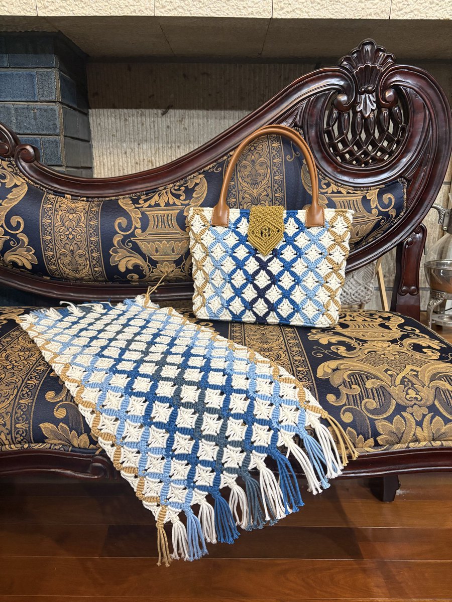 hitomishouko's tweet image. ギャラリーのテーブルに敷いているセンターピースを見て、皆さんからこれをバッグにして欲しい👜というリクエストを頂いたので、形にしてみました💞
#マクラメ #マクラメバッグ #macramé