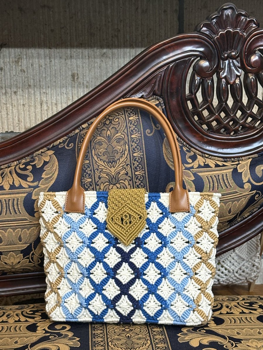 hitomishouko's tweet image. ギャラリーのテーブルに敷いているセンターピースを見て、皆さんからこれをバッグにして欲しい👜というリクエストを頂いたので、形にしてみました💞
#マクラメ #マクラメバッグ #macramé