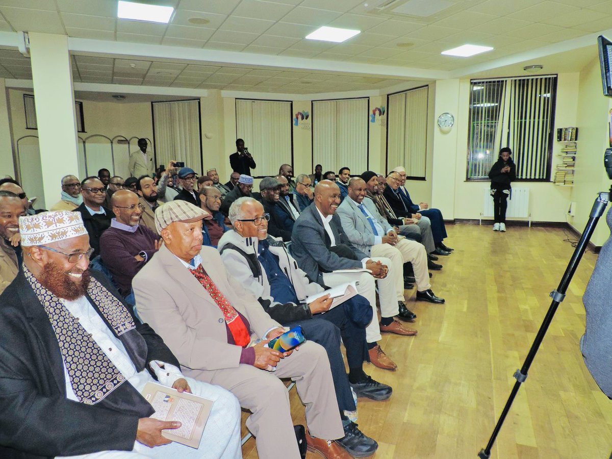 Bismillah 

Waxaa mahad ballaaran bacdal Allah u sugnaatay reer London, UK oo si sharaf  leh iigu soo dhaweeyey ugana soo qeybgalay Baalfurka buugga “Macallinkeen Allow Kaal”. 

Mahadsanidiin dhamaan.