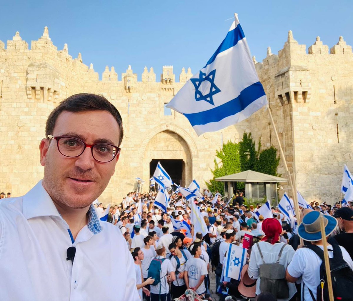 Hoy hace 77 años (28.10.1948), Israel adoptó su bandera oficial. 

La bandera tiene como base el manto ritual judío llamado "Talit" y en el medio tiene una "Estrella de David" azul en el centro.

Antes de ser la bandera oficial de Israel, fue también la bandera del movimiento