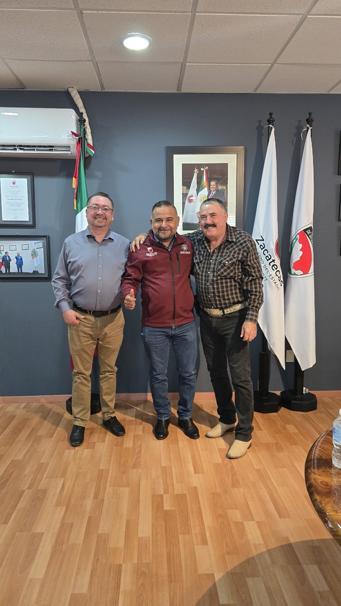 fsonduk's tweet photo. Hoy me reuní con el presidente municipal de Nochistlán, C. José Manuel Jiménez Fuentes, para revisar el avance y cumplimiento de los convenios 2025 en materia de fortalecimiento de la seguridad pública. Seguimos trabajando con responsabilidad por un Zacatecas más seguro. 💼🤝 https://t.co/QYDm3YuC23
