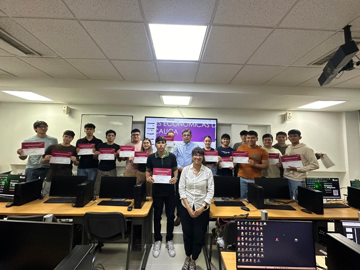 DANE_Colombia's tweet image. Los datos no solo se analizan… ¡también se viven! 💡 
Así lo descubrieron 72 estudiantes en Santander, al participar en el taller de microdatos, datos y actores del DANE. 

María Camila, estudiante de 4° semestre de Administración en la @UPBBGA, fue una de ellas.

¿Qué…