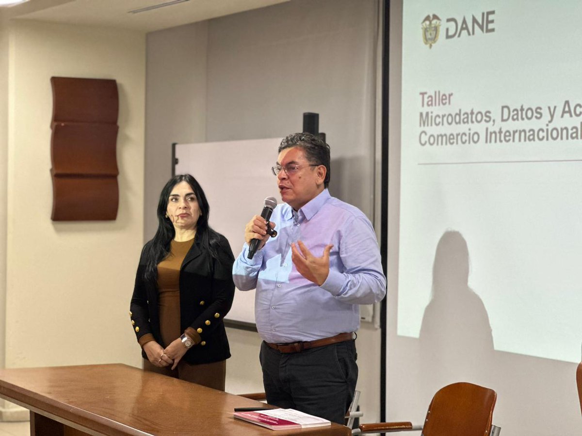 DANE_Colombia's tweet image. Los datos no solo se analizan… ¡también se viven! 💡 
Así lo descubrieron 72 estudiantes en Santander, al participar en el taller de microdatos, datos y actores del DANE. 

María Camila, estudiante de 4° semestre de Administración en la @UPBBGA, fue una de ellas.

¿Qué…