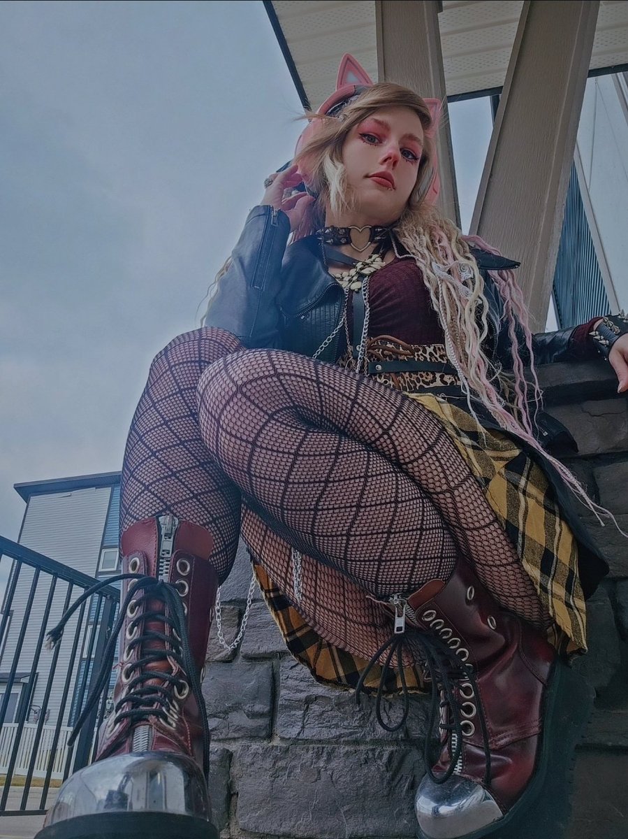 Destination Unknown. Who knew that this outfit would match todays conversations so well? Anywh*ore, I'm about to hop on some games, you should come viiibe!
😘💜😍
#rubysoho #punkrock #demonia