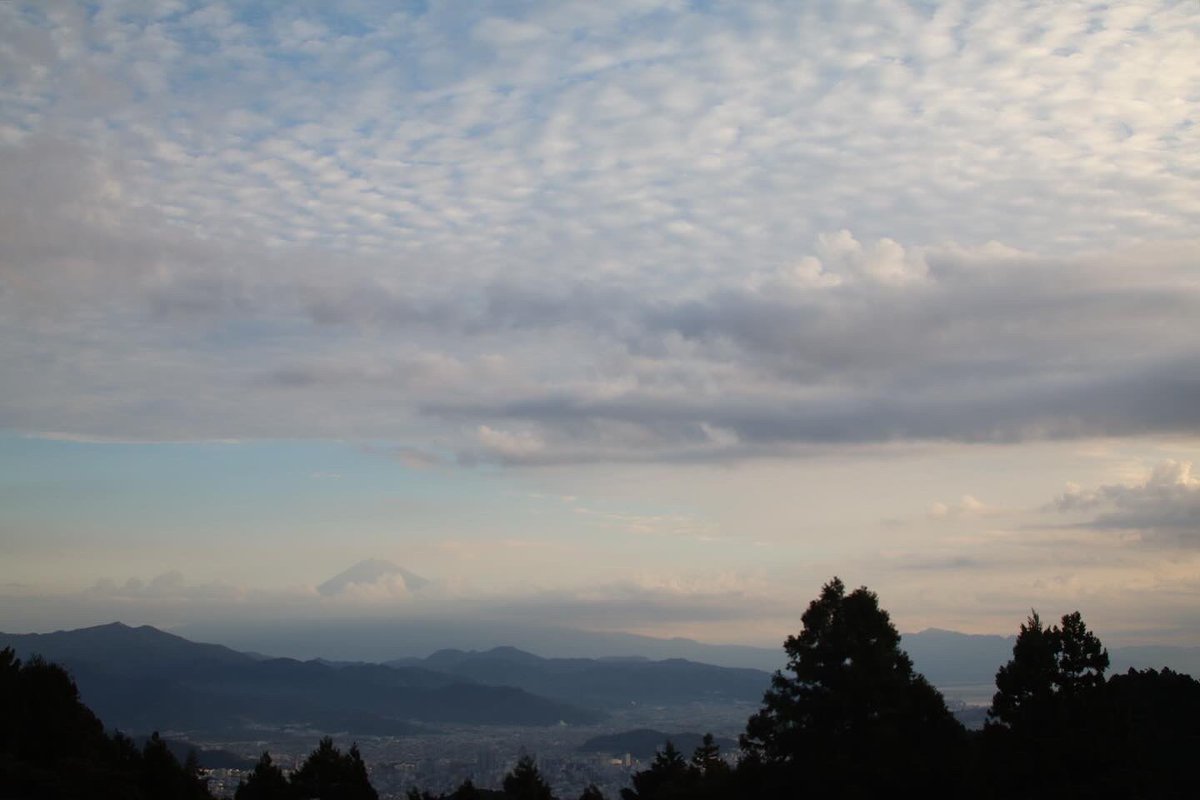 milkbarcojp's tweet photo. おはようございます。
早朝の山頂はやっぱり最高です。

しらす漁船がたくさん集まっていたので、あそこでたくさん獲れているんでしょうか。
久々に生しらすを食べたくなってきました。

#120 #満観峰 #山登り #富士山 #mtfuji #fujisan #花沢 #花沢の里 https://t.co/Spza8NCCkp