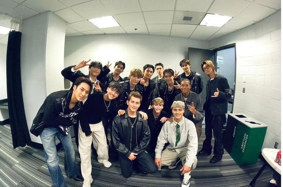 _wjunpimeow_'s tweet photo. YA TENEMOS LA FOTO DE SANTOS BRAVOS JUNTO A SEVENTEEN!! 😭😭😭😭😭❤️ https://t.co/sjlbCJ9Pk5