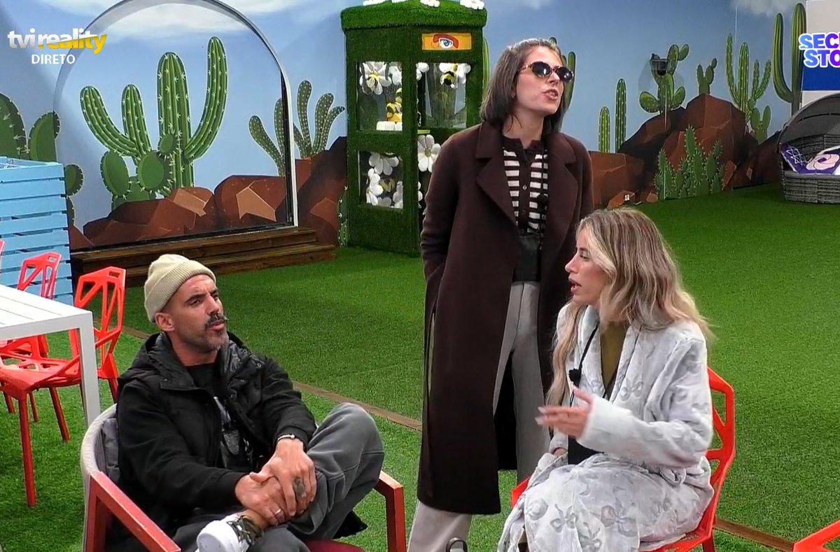 lbbcommentator's tweet image. A Bruna 🤮 agora virou guarda costas do Bruno

Ele não te vai comer filha, para de passar vergonhas #sstvi