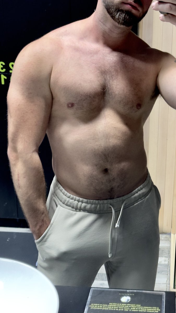 petkmil's tweet image. Nazovite me plitkim ali ja sam zadovoljan jer konačno izgledam bolje neobučen nego obučen. It’s the little things…