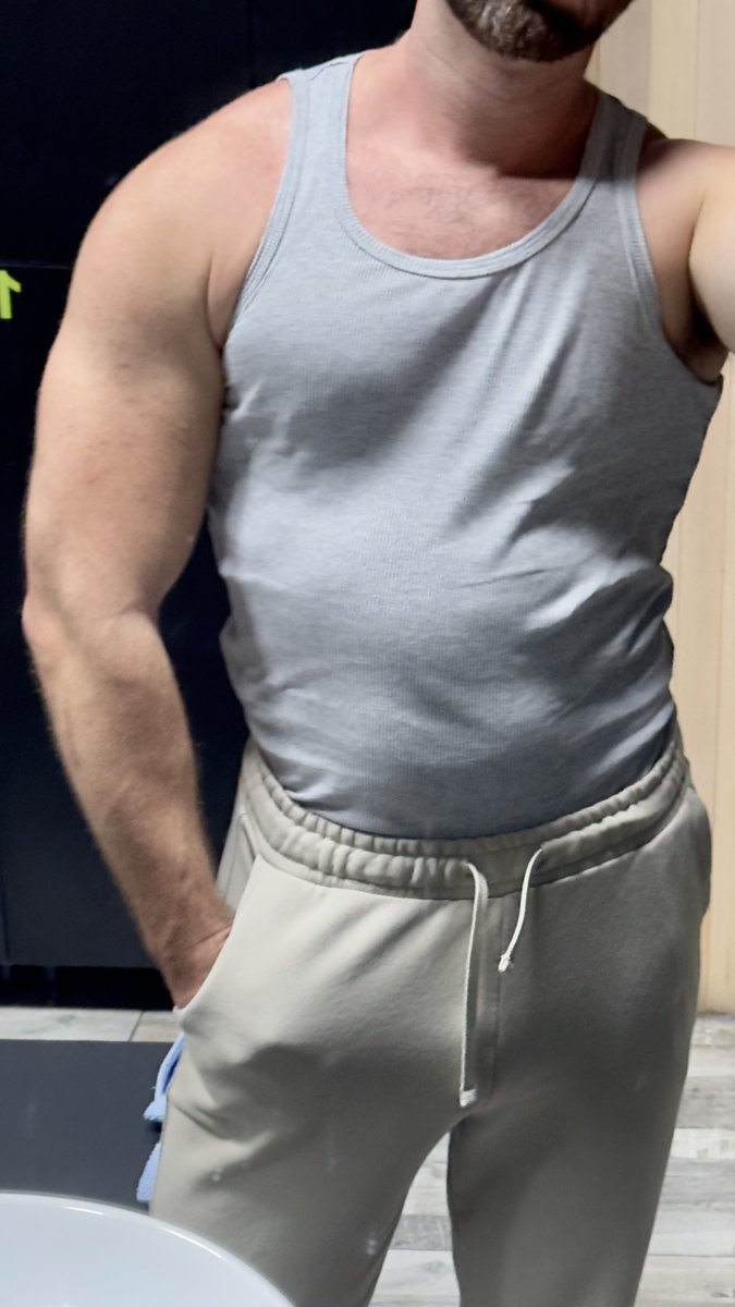 petkmil's tweet image. Nazovite me plitkim ali ja sam zadovoljan jer konačno izgledam bolje neobučen nego obučen. It’s the little things…