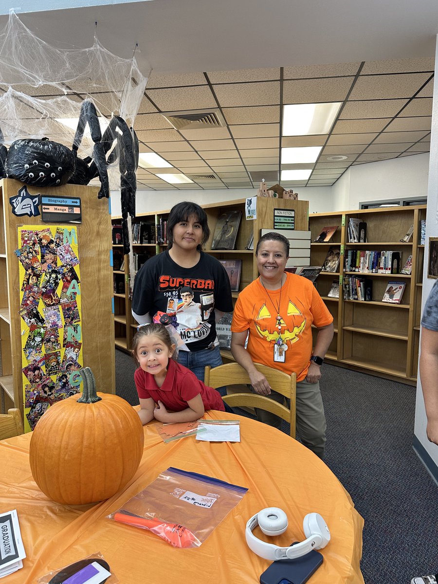 MveLibrary's tweet image. Library community pumpkin activity! @EDiaz_EMMS @LobosLibrary