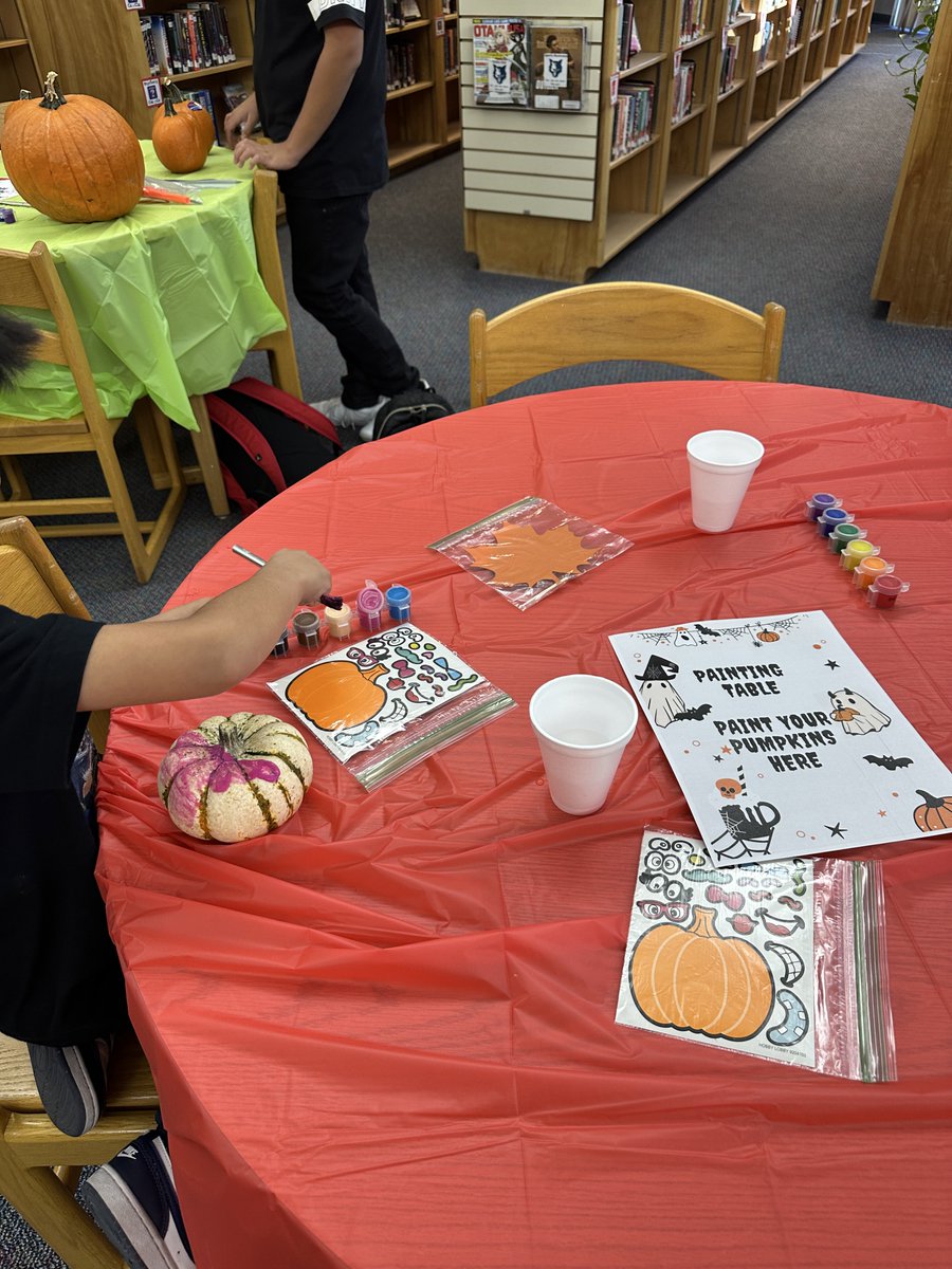 MveLibrary's tweet image. Library community pumpkin activity! @EDiaz_EMMS @LobosLibrary