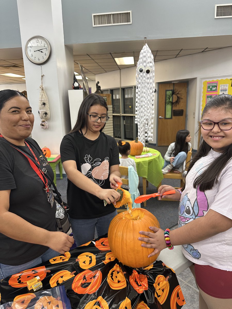 MveLibrary's tweet image. Library community pumpkin activity! @EDiaz_EMMS @LobosLibrary