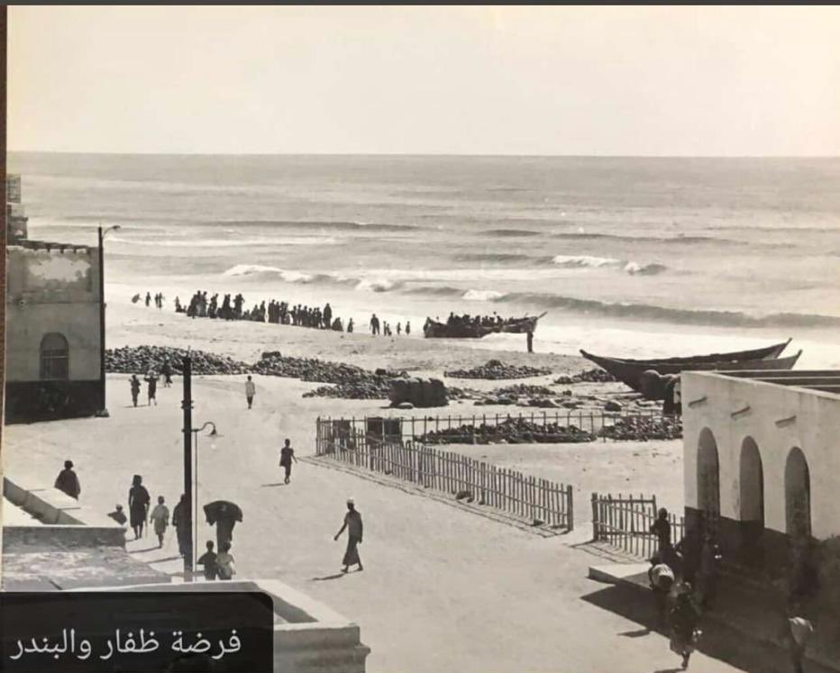 فرضة ظفار بمنطقة الحافة  بجوار قصر الحصن العامر بالحافة صورة قديمة  تحكي تاريخ عريق  وبدايات العصر الجديد  #الحافه #سوق_الحافة