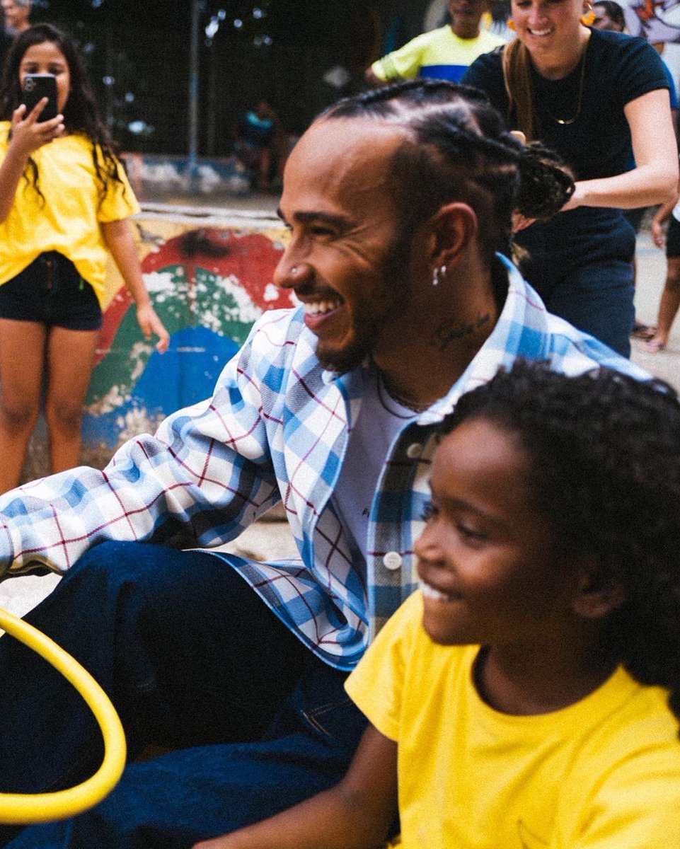 Lewis Hamilton apoia cerca de 3.000 jovens no Brasil por meio da Mission 44, com foco em capacitação e oportunidades de emprego. 🇧🇷

“Como cidadão brasileiro honorário, tenho o país e os brasileiros particularmente próximos do meu coração. Por isso, quando ouço que um em cada