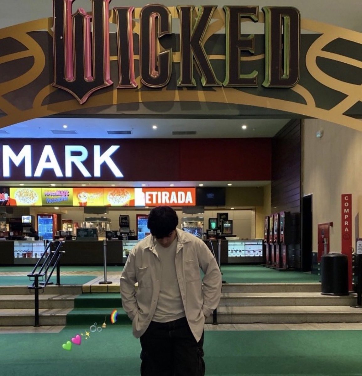 Oliverzinx's tweet image. DEU CERTO ESTAREI NA PREMIÈRE,  MUITO OBRIGADO @wickedmusicalbr 🩷💚😭✨ #eunapremieredewicked #arianatorsnapremiere