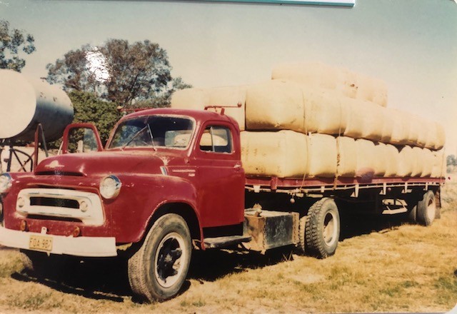 QualityWool's tweet image. 𝐓𝐇𝐔𝐑𝐒𝐃𝐀𝐘: Wool has always been in the blood of Quality Wool's Anthony Windus and family.

Here's his Dad's truck circa 1970s, with a load of wool being tied down before beginning the journey from the family property 'Rockvail' to Sydney.