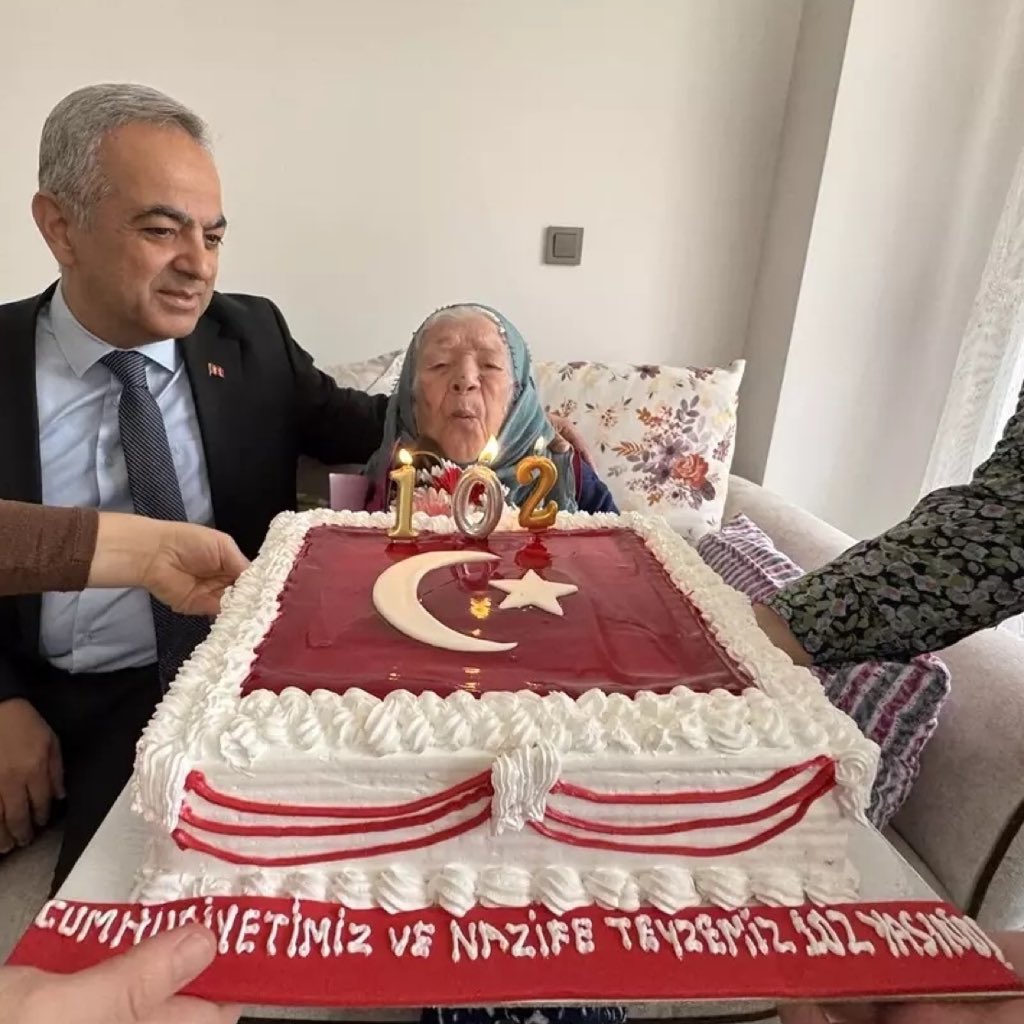 Turk24_'s tweet photo. 7 çocuğu ve 20 torunu olan Nazife nine, Türkiye Cumhuriyeti ile aynı yaşta. https://t.co/iAqN0krgIx