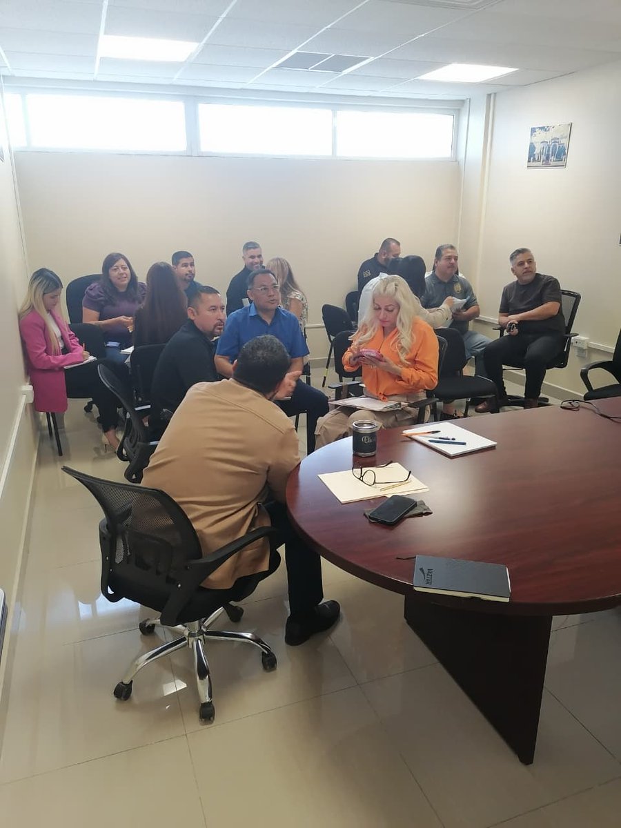 Ayer y hoy estuvimos capacitando al personal que recibe, investiga e integra las carpetas derivadas de conductas desviadas de la norma, de agentes de policía y personas servidoras públicas del Ayuntamiento de Juárez Chihuahua.
La experiencia internacional señala que uno los temas