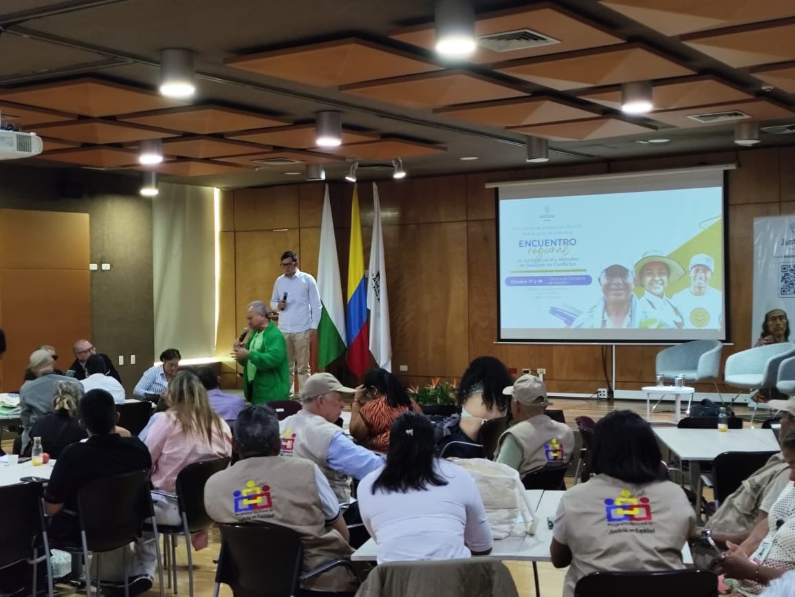 MinjusticiaCo's tweet photo. La segunda jornada del Encuentro Regional de Justicia Local y Métodos de Solución de Conflictos en Bello, Antioquia, se enfocó en fortalecer la articulación y la retroalimentación con conciliadores en equidad.

La actividad busca garantizar un trabajo colaborativo que impulse la mejora continua y la calidad en los servicios ofrecidos. 🌟

#MásSolucionesMenosConflictos