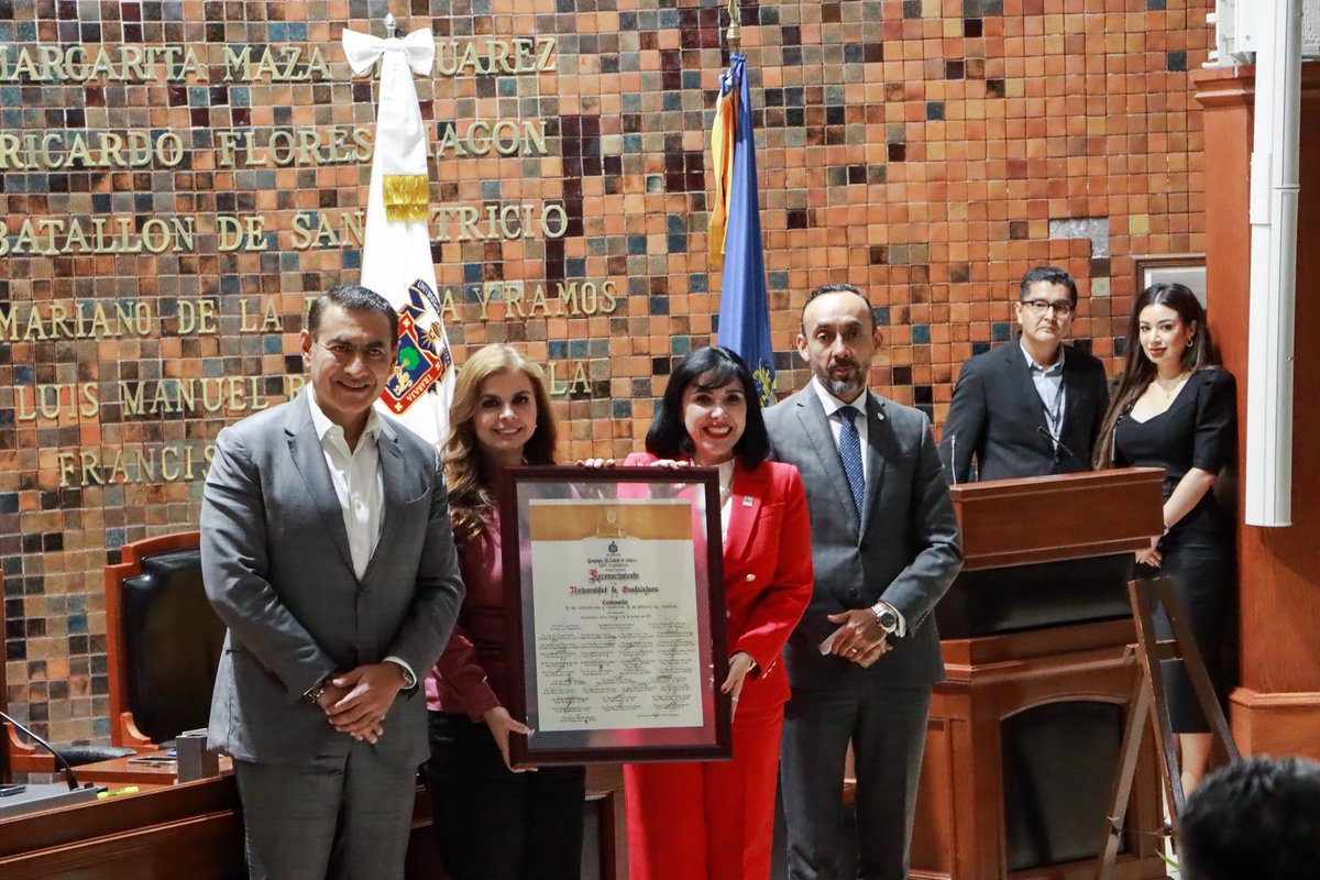 Tuve el gusto de acudir a la sesión solemne en el <a href="/LegislativoJal/">Congreso de Jalisco</a> por el centenario de la refundación de la <a href="/udg_oficial/">Universidad de Guadalajara</a> que nos recuerda que nuestra casa de estudios no pertenece solo a sus muros ni a sus aulas, sino a todo Jalisco, que la sostiene y la inspira. ¡Felicidades!
