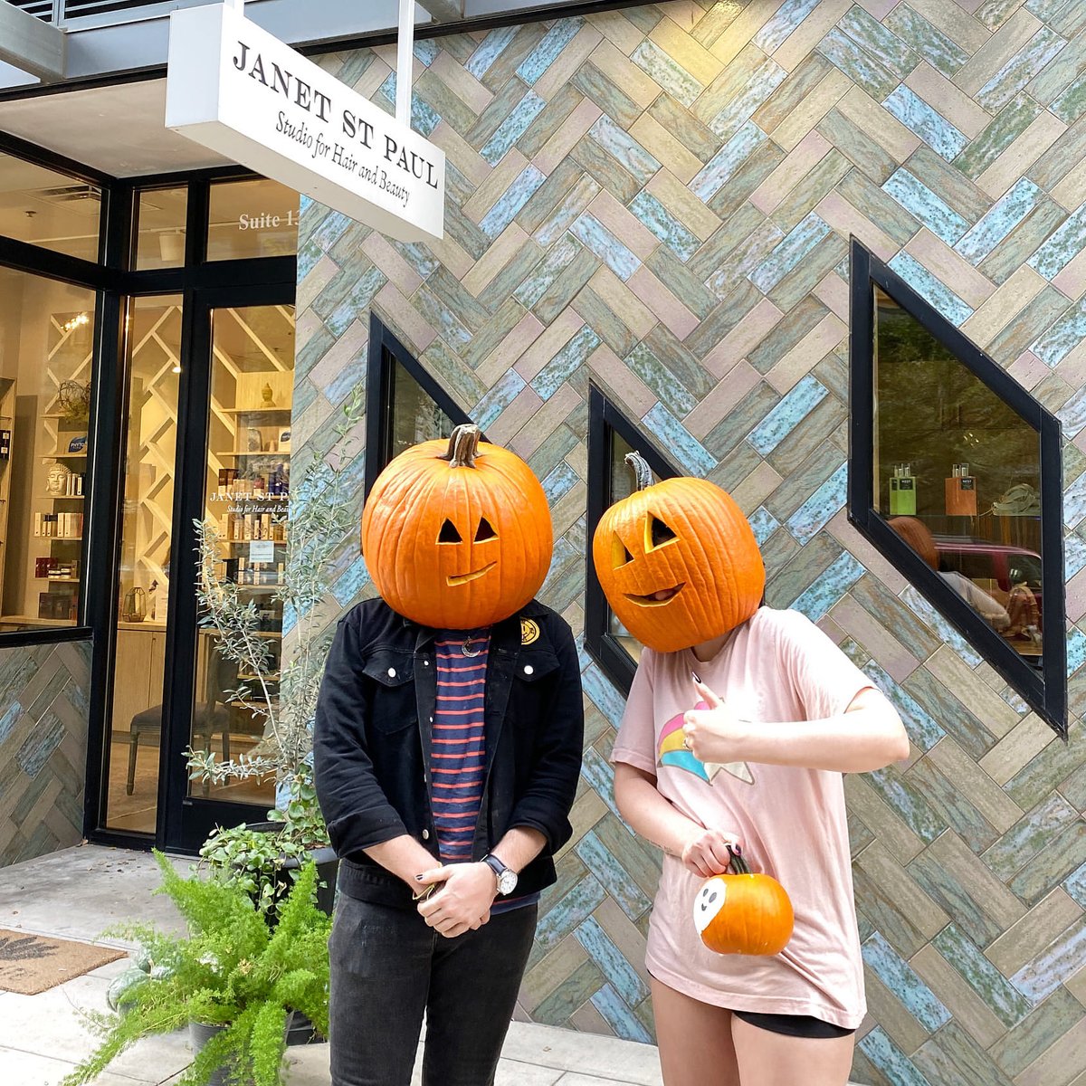 Hiding your hair until your next appointment like... 🎃🙈 Don’t let it get this spooky, get scheduled with your stylist! 👻

#atx #austinsalon #lol #pumpkinseason