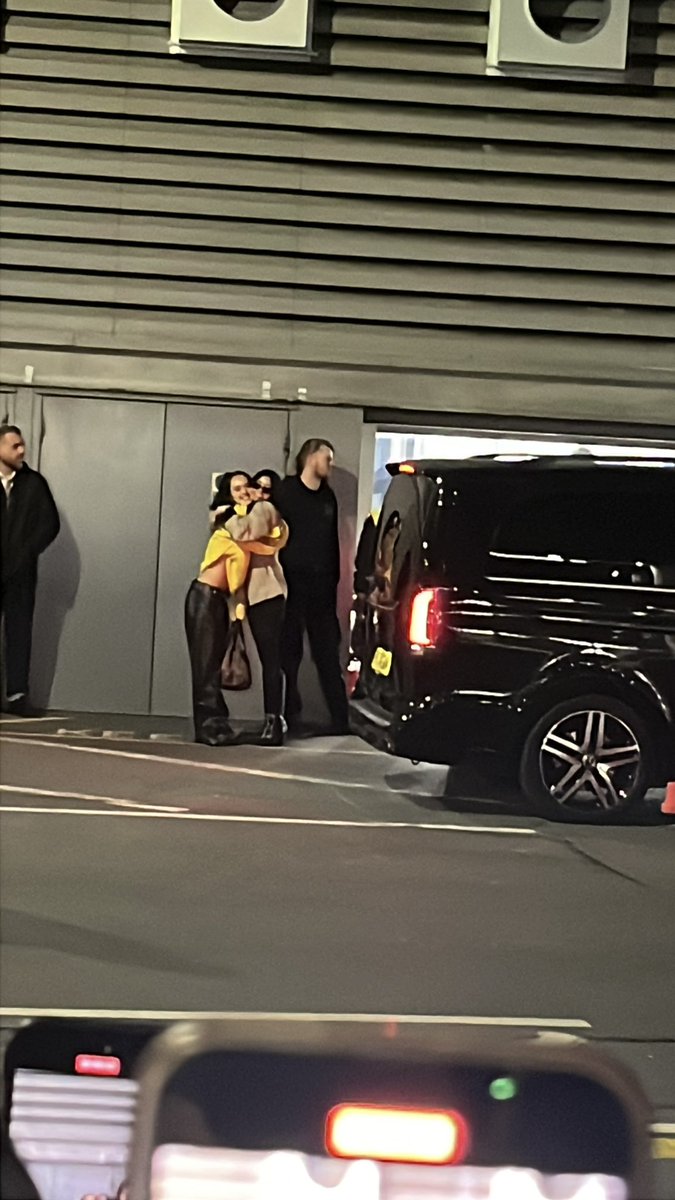 JlNSM00N's tweet image. DANI AND SOPHIA WERE THE CUTESTTTTTT I CANT BELIEVE I SAW THEM SO RANDOMLY WTF LONDON ILY