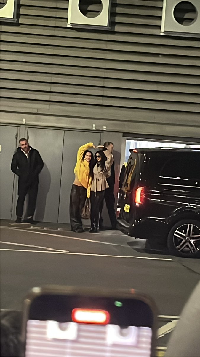 JlNSM00N's tweet image. DANI AND SOPHIA WERE THE CUTESTTTTTT I CANT BELIEVE I SAW THEM SO RANDOMLY WTF LONDON ILY