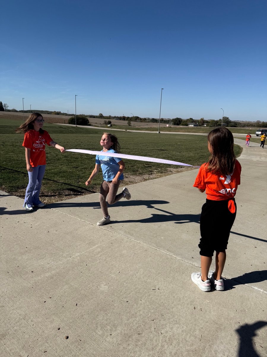 ADM_Meadow_View's tweet photo. Girls on the Run doing their practice run for the grand finale. A wonderful organization that debuted at MV this year! https://t.co/79gFD4E7ve