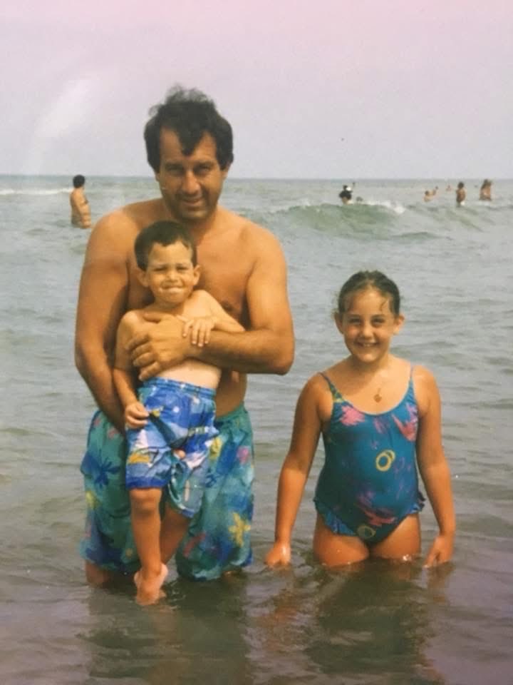 Sáquense muchas fotos, fílmense y guarden audios. Esto último sobre todo, xq el amor no muere nunca, pero x alguna razón lo que primero nos cuesta recordar es la voz. 

Hoy hace 13 años que mi viejo nos acompaña desde otro lado. Solo morimos en verdad cuando dejan de recordarnos
