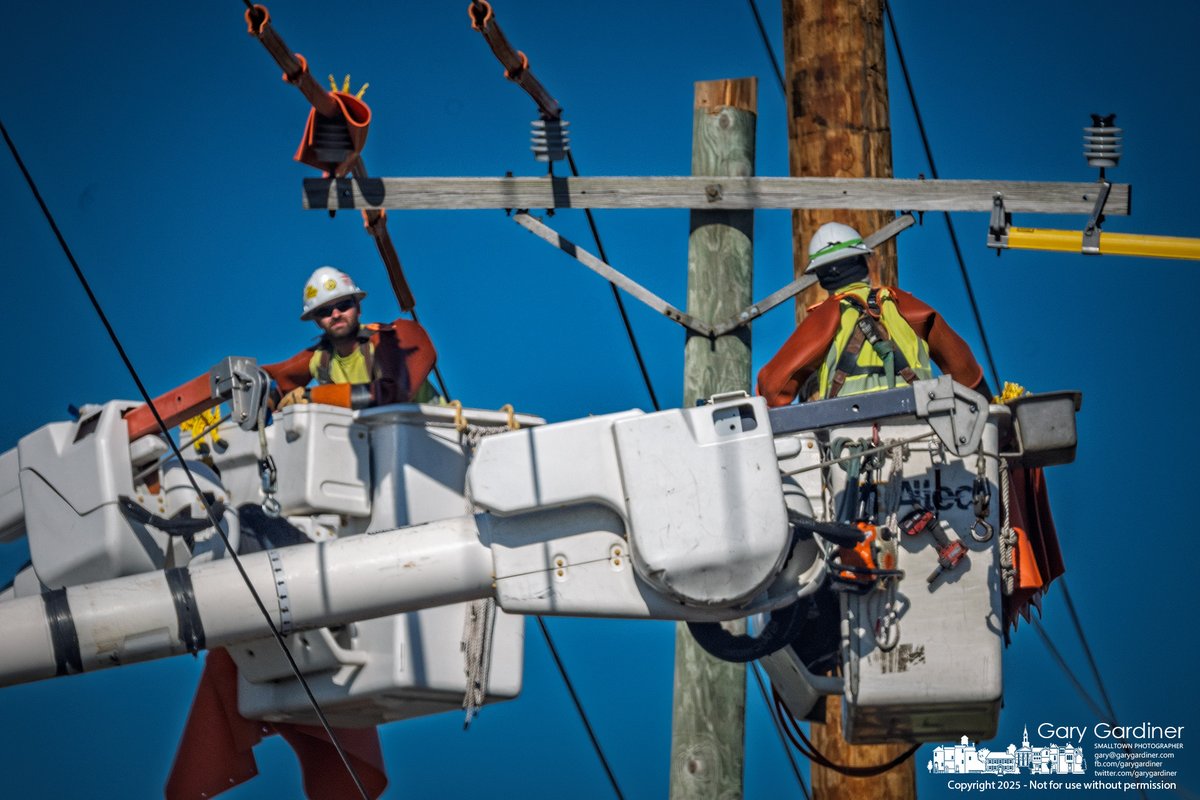 AEP linemen transfer high-voltage lines from an aging utility pole to a new one along 3C Highway just north of Westerville on Tuesday. My Final Photo for October 28, 2025. rebrand.ly/mfp102825