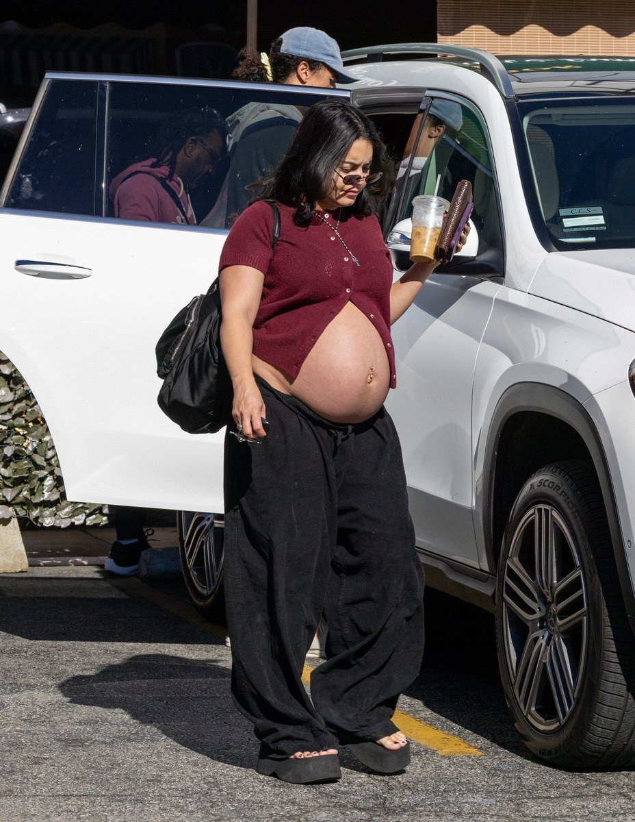 TeamHudgensNYC's tweet photo. Vanessa Hudgens, Cole Tucker &amp; their son leaving a restaurant with the Tucker family  in Los Angeles - October 28th https://t.co/qfAfUYtVhP