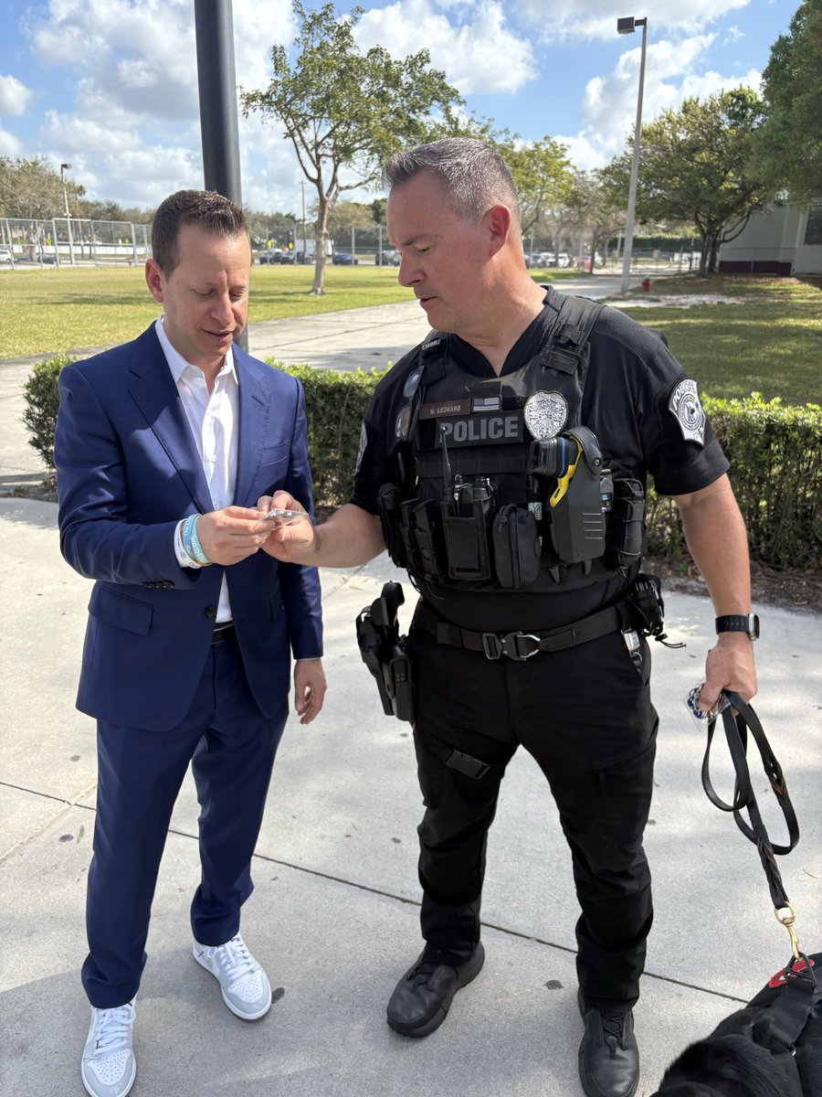 RepMoskowitz's tweet image. When I was Florida’s emergency management director, I was proud to work with first responders across our state, and today, I’m proud to have their backs in Congress.

This First Responders Day, join me to honor these brave men and women who are always looking out for FL families.