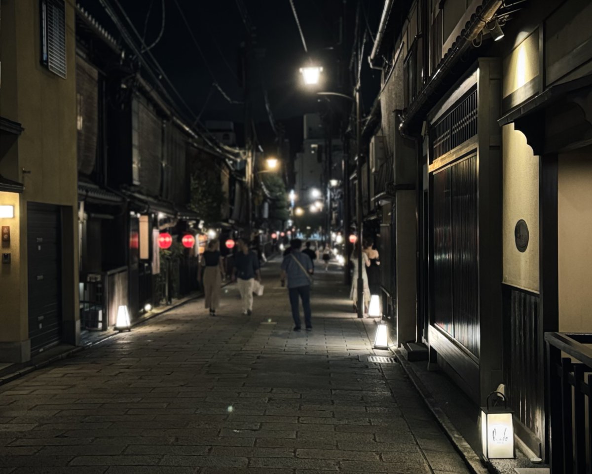 Location…Kyoto City, Kyoto 
祇園🏮
#LeicaLUX  

#写真好きな人と繫がりたい
#streetphotography