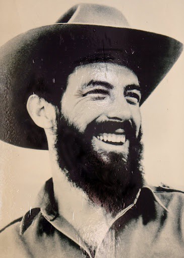 El Señor de la Vanguardia es inspiración constante! Hoy cuando es inminente el paso del #HuracanMelissa por el Oriente del país, su ejemplo, optimismo y fe en la victoria, son estandartes para enfrentar la compleja situación y en Unidad vencer.
<a href="/DiazCanelB/">Miguel Díaz-Canel Bermúdez</a> <a href="/DrRobertoMOjeda/">Dr. Roberto Morales Ojeda</a>