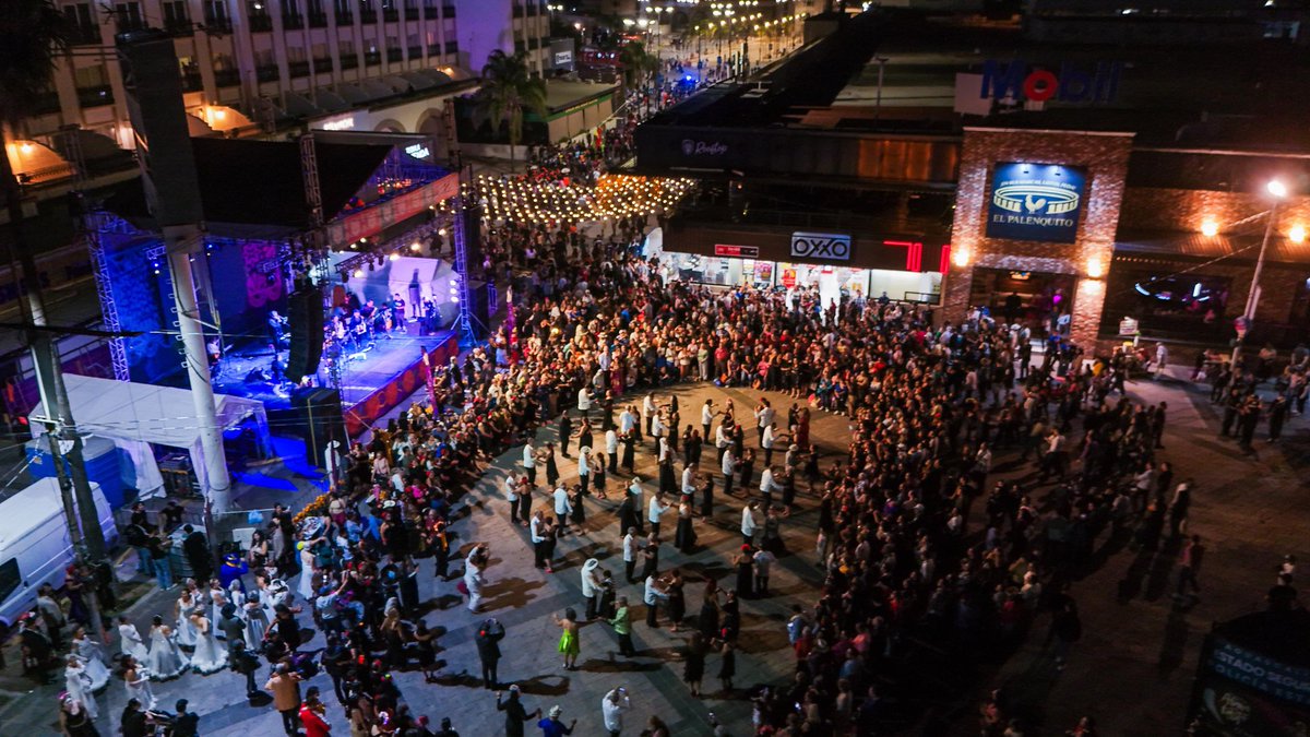 El pasado fin de semana, Aguascalientes registró un 90% de ocupación hotelera y para este fin se espera un lleno total.
La paz, tranquilidad y seguridad que se viven en nuestro estado permite que el Nacional Charro y el Festival de Calaveras, sean todo un éxito. 

<a href="/TereJimenezE/">Tere Jiménez</a>