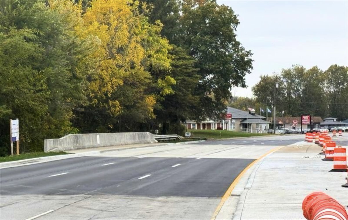📍✅ U.S. 31 in Greenwood

U.S. 31 has reopened to three lanes in each direction over Pleasant Run Creek following a bridge deck overlay project in Greenwood! Crews will return to complete minor punch list work at a later date.