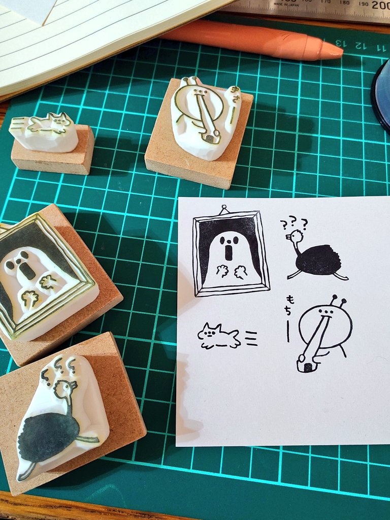 nyonさん（<a href="/nyon_hanko/">nyon🐻消しゴムはんこ作家</a> ）の消しゴムはんこ！額縁のオバケは大きいからインクを２色つけてグラデーションにするとより可愛くなる✨✨✨スタンプ楽しい〜！