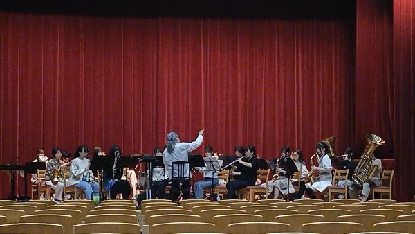 KpuBrass's tweet photo. ⑬3部の指揮は？！🪄

昨年お願いできなかった中牟田先生に、3部の指揮をお願いしております😊！！
神戸薬科大学吹奏楽部を長年にわたりご指導くださっている先生です🌟
#神���薬科大学
#神戸薬科大学吹奏楽部 https://t.co/jbPRRUPJMx