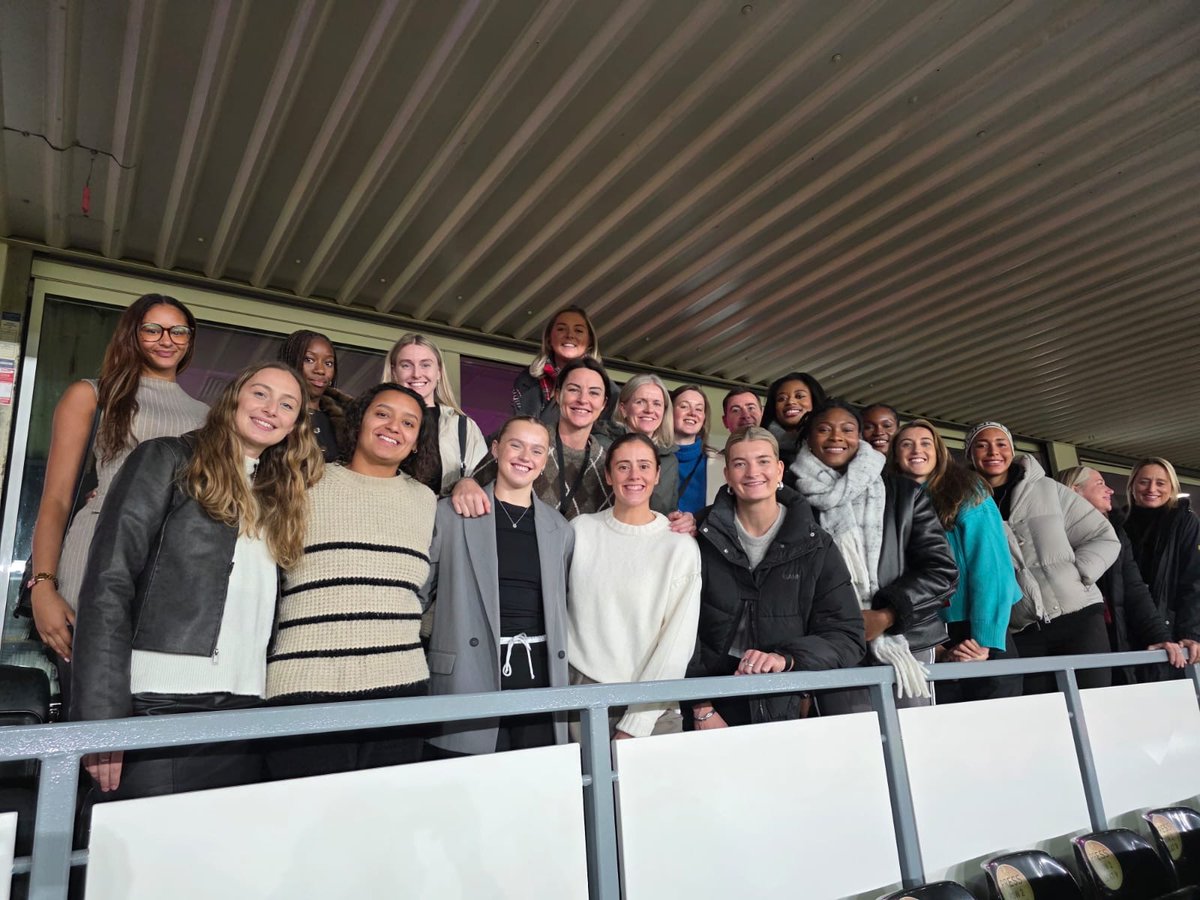 EnglandNetball's tweet image. One England team supporting another 🏴󠁧󠁢󠁥󠁮󠁧󠁿

The Vitality Roses got behind the @Lionesses, cheering them on as they beat Australia 3-0 💪

Congratulations on the result and thanks for having us 🌹