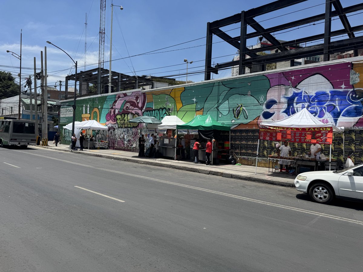 alextururu's tweet photo. @LuisMendozaBJ Ni nos haces caso, meses con los puestos afuera del metro Coyoacán, donde no dejan pasar por la gente que come ahí, por los puestos, por la cola del camión https://t.co/vX3wty7wvK