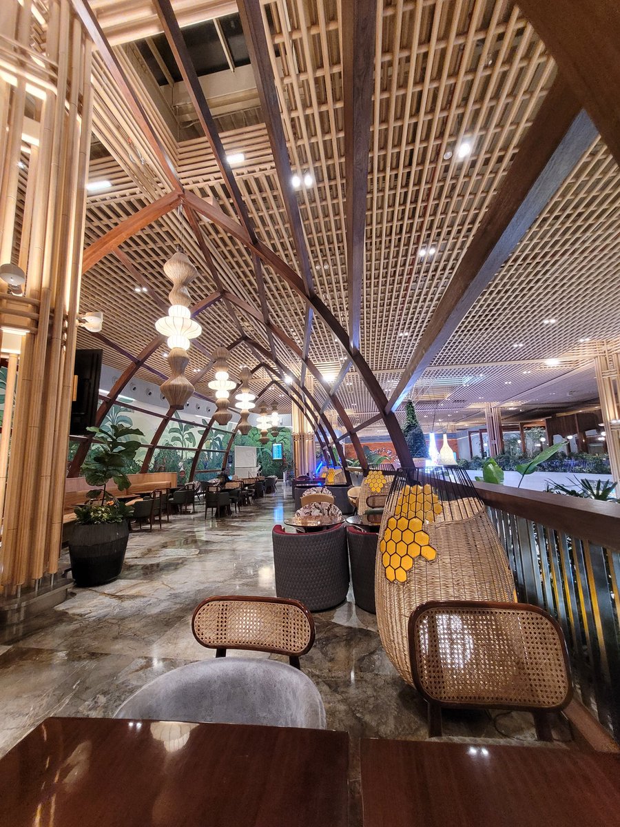 WarangShankar's tweet image. Returning from the #RoadToSub0 India meetups series on a suprise note, thanks to the amazing @airindia executives Musaveer, Arjun &amp;amp; Shebin at @BLRAirport for the class upgrade!

But why I was in BLR if the meetups series already ended at Chennai?
(Hint: 11 done, 2 more to go! 🤔)