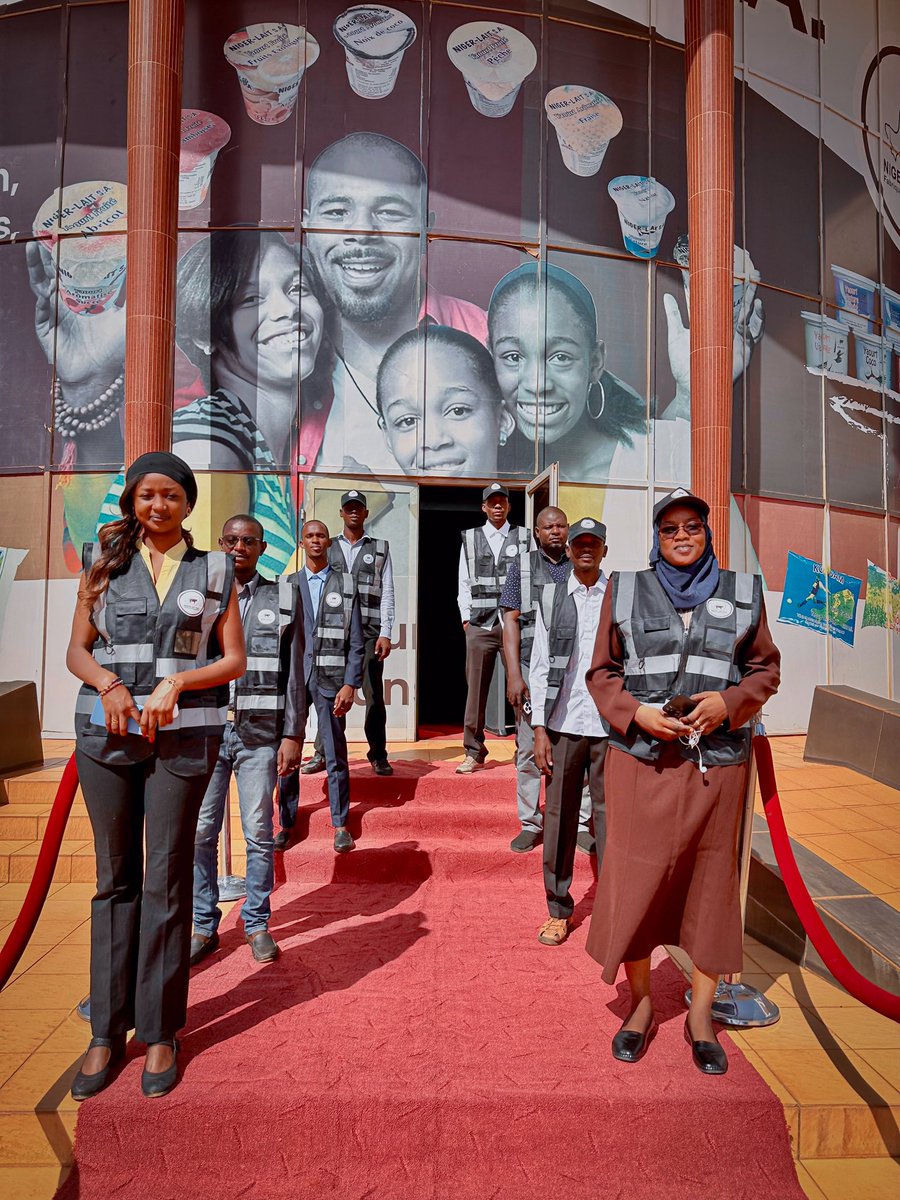 Aujourd’hui, Niger-Lait S.A. a accueilli le Ministre du Commerce et de l’Industrie, M. Abdoulaye Seydou, dans le cadre de la Semaine du #ConsommonsLocal 🇳🇪

Depuis 30 ans, nous transformons le lait local en moteur de développement national 🥛

#NigerLait #SouverainetéAlimentaire