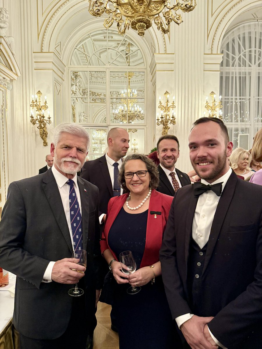 Demokracie stojí a padá s tím, jak se k ní chováme my sami. Začíná v každém městě, v každé obci — v každém z nás. V každém rozhodnutí, které děláme pro své okolí.

Naší odpovědností je udržet svobodu živou. Ne tím, že o ní mluvíme, ale tím, že ji každý den žijeme.

Přeji