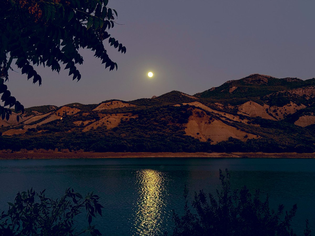 li min vegere kulê…
roj berî rojeke kesk
bi kulman êvaran ji min re bîne
bi hembêzan bajaran ji min re bîne

<a href="/renasjiyanrenas/">Rênas Jiyan</a>